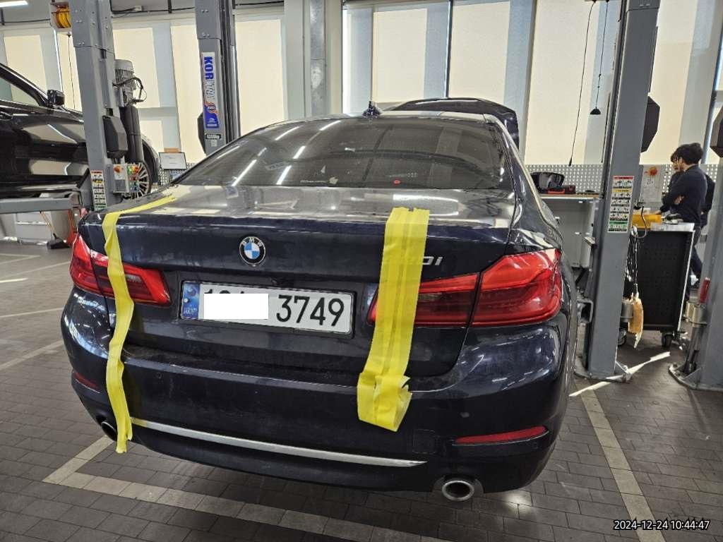 BMW 520i Luxury — photo 1 of 5
