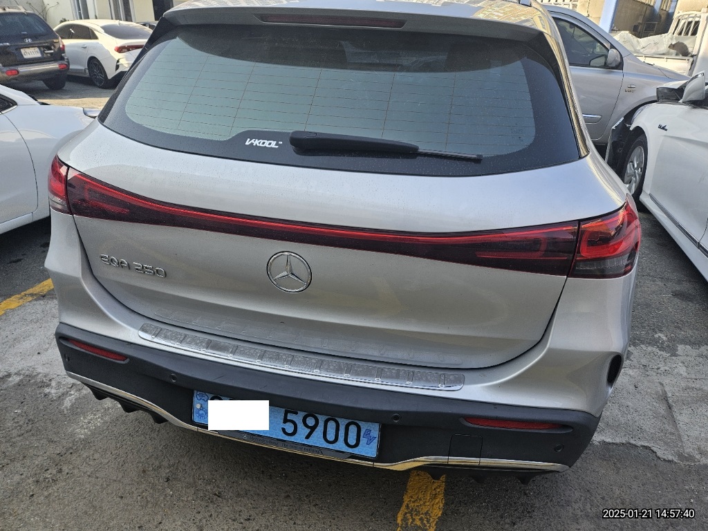 Mercedes-Benz EQA250 — photo 1 of 5