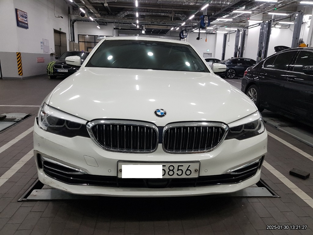 BMW 520i Luxury — photo 1 of 4