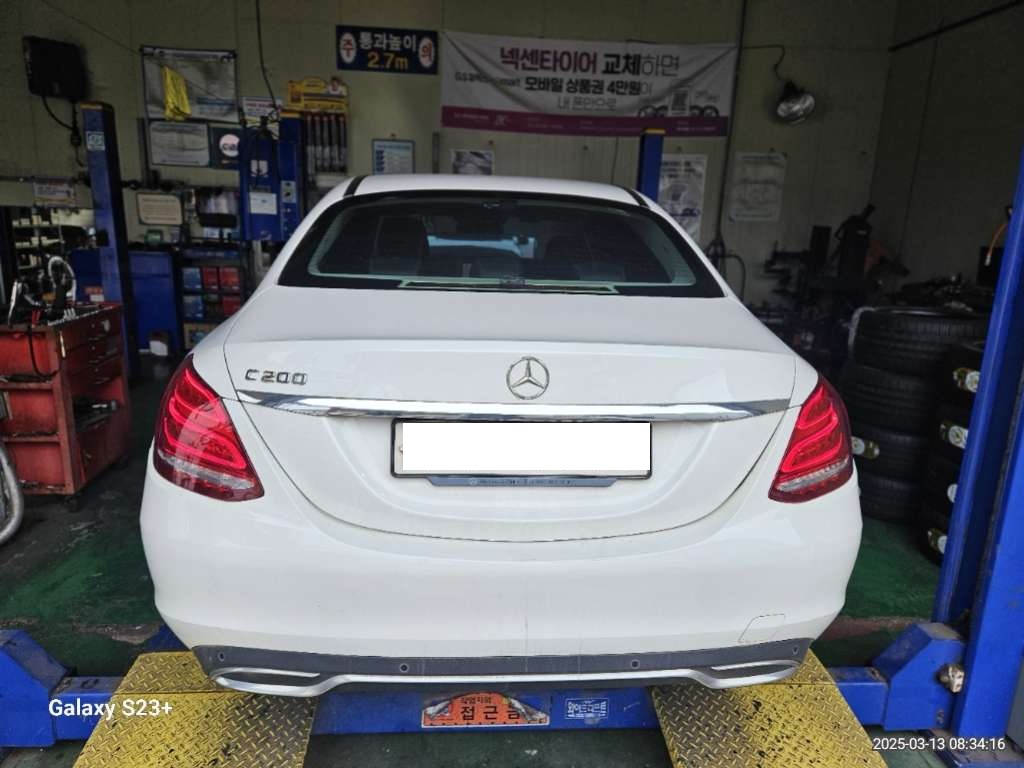 Mercedes-Benz C200 — photo 1 of 4