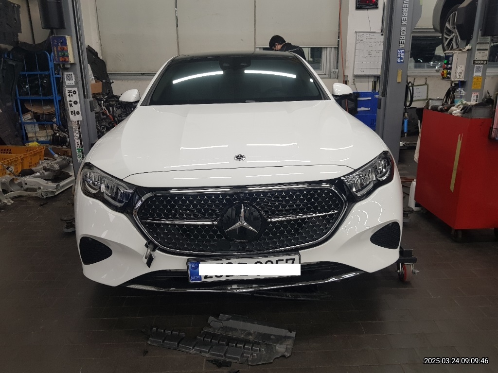 Mercedes-Benz E 200 — photo 1 of 4