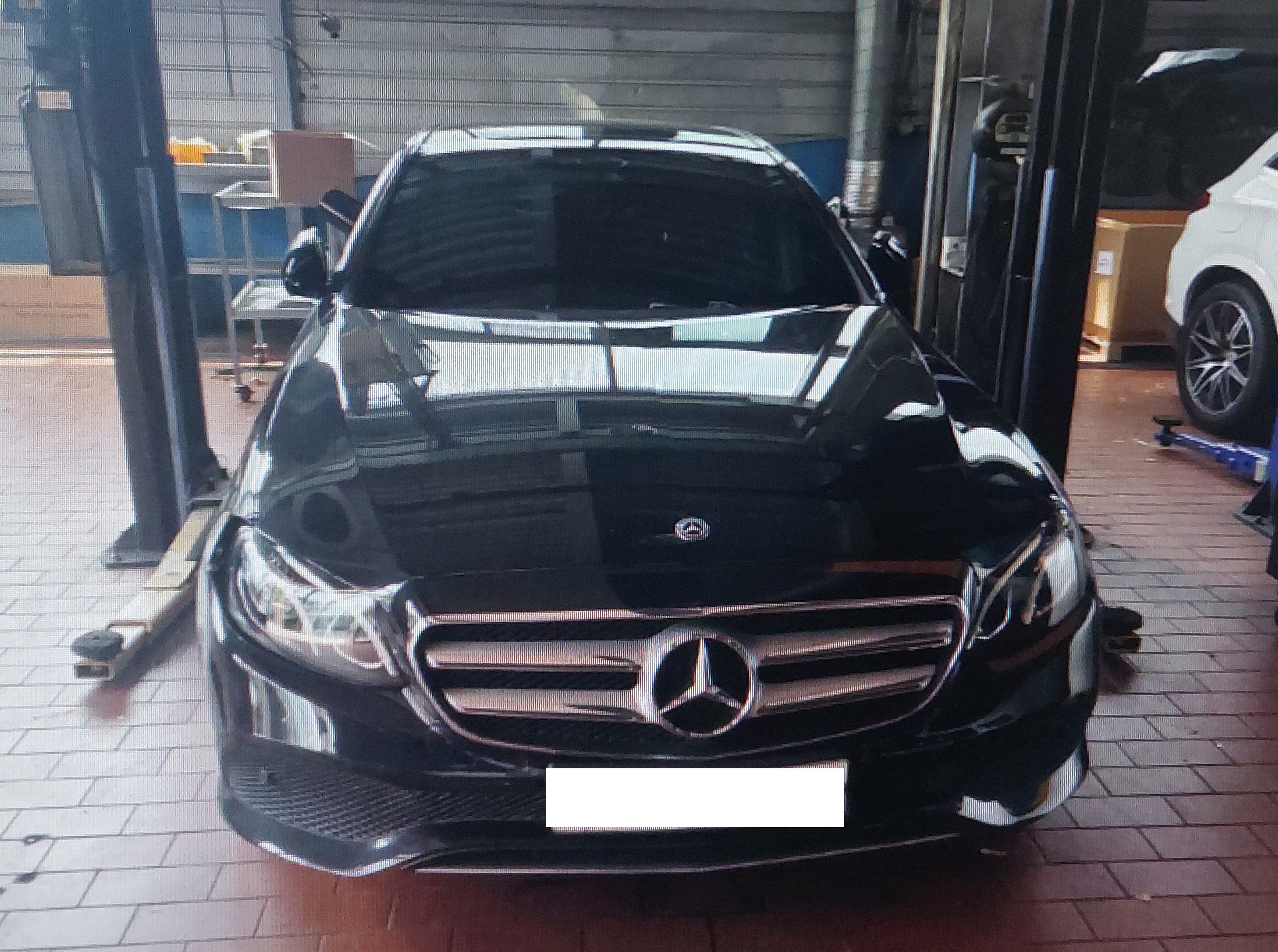 Mercedes-Benz E300 — photo 1 of 5