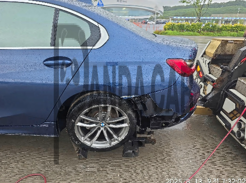 BMW 320i — photo 1 of 5