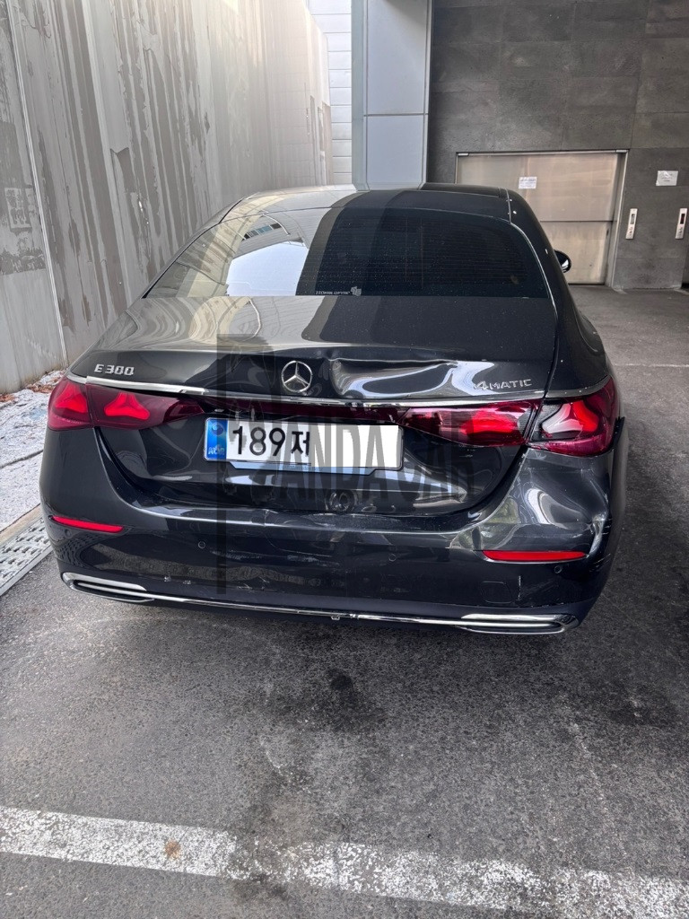 Mercedes-Benz E 300 4MATIC — photo 1 of 4