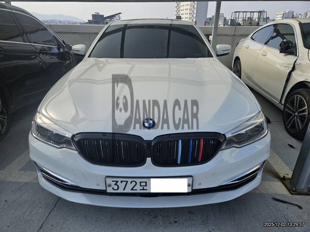BMW 530i Luxury — photo 1 of 4