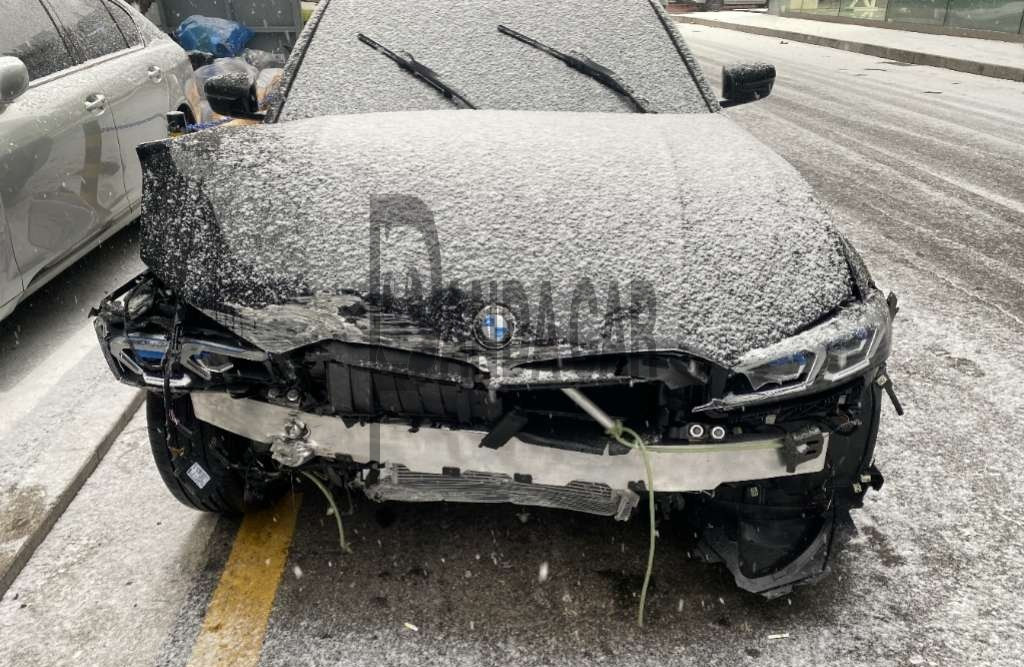 BMW 320i — photo 1 of 4