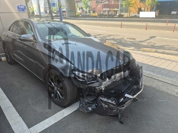 Mercedes-Benz E300 — photo 1 of 4